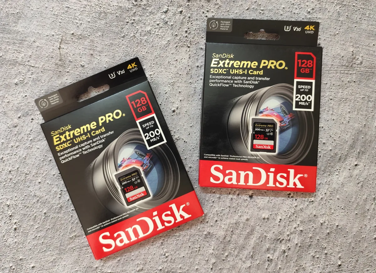 Two SanDisk Extreme PRO SDXC UHS-I 128 GB packages on a textured surface, showing 200 MB/s, U3 and V30 markings.
